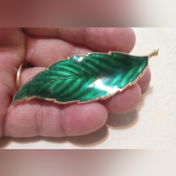 Vintage Green Enamel Leaf Gold Tone Brooch Pin - Picture 1 of 5